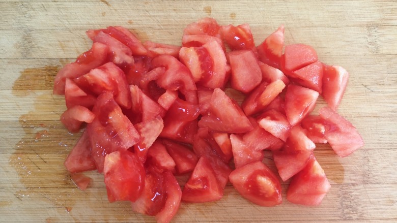 金针菇番茄汤,切成小块。