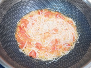 金针菇番茄汤,加入一勺糖，翻炒至西红柿出汁。