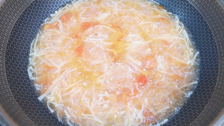 金针菇番茄汤,加入两碗开水，放盐调味，烧开以后转小火煮2分钟。
