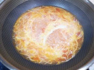 金针菇番茄汤,淋入蛋液再次烧开关火。