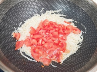 金针菇番茄汤,下入西红柿。