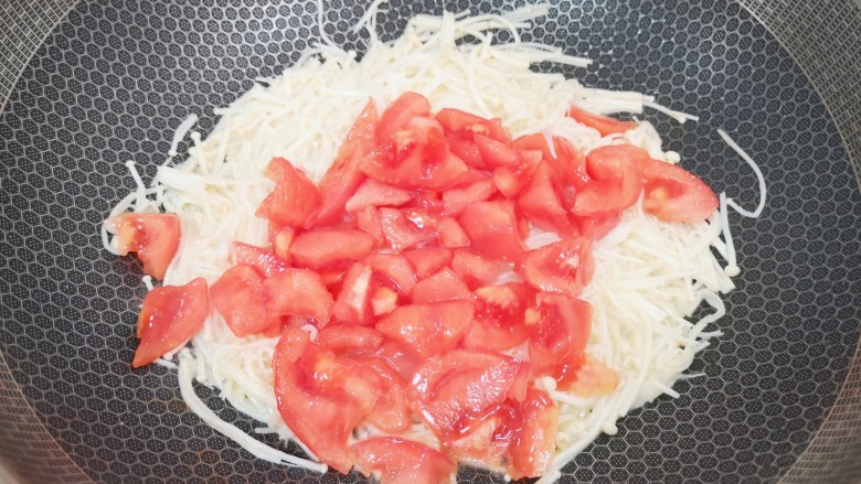 金针菇番茄汤,下入西红柿。