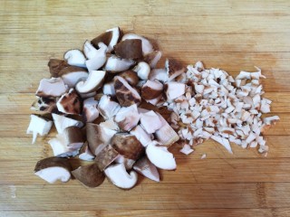 香菇板栗焖饭,香菇洗干净，将香菇腿切成小丁，香菇切成小块。