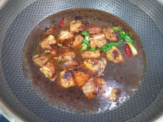 香菇板栗焖饭,加入开水，放盐调味，烧开以后转中火煮半个小时。