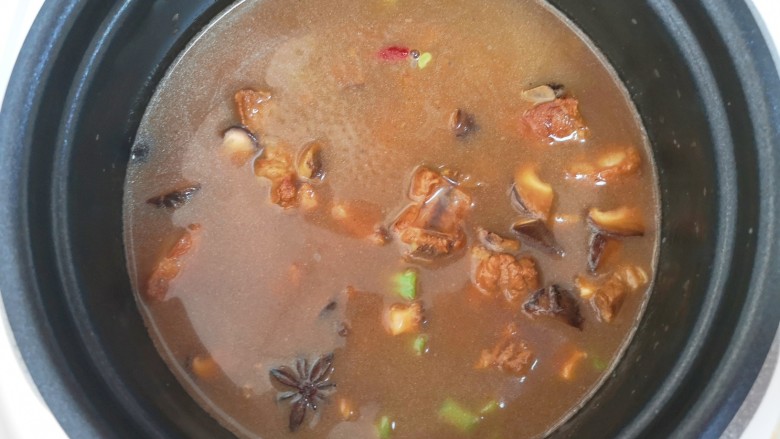 香菇板栗焖饭,将煮好的排骨蔬菜和汤汁一起倒入电饭锅，启动正常的煮饭程序即可。