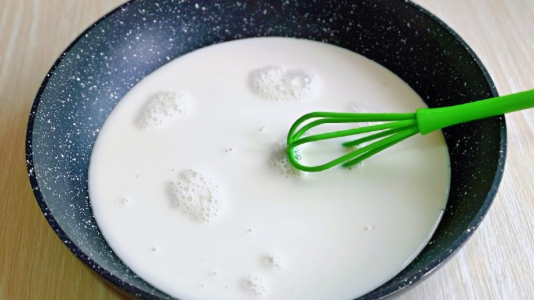 牛奶可可球,用手动打蛋器，打至无干粉。