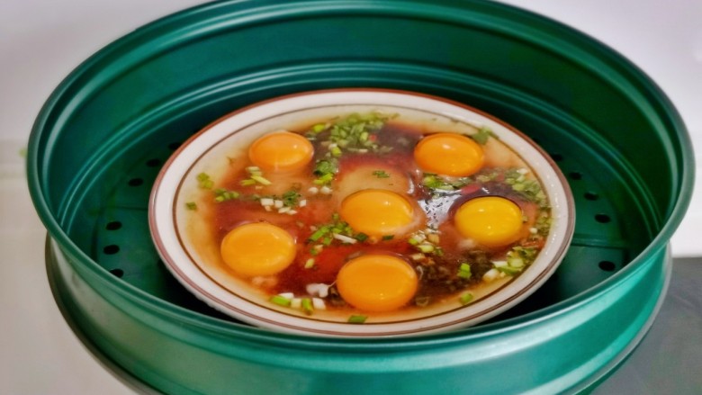 酱卧鸡蛋,水烧开后餐盘放在蒸屉上。