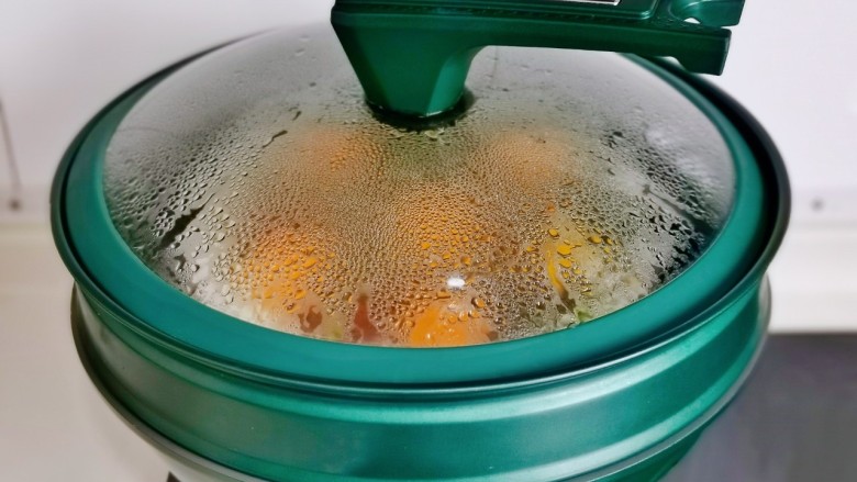 酱卧鸡蛋,盖上盖子隔水蒸9分钟。