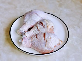 姜葱冬菇蒸滑鸡,鸡腿表面划几刀。