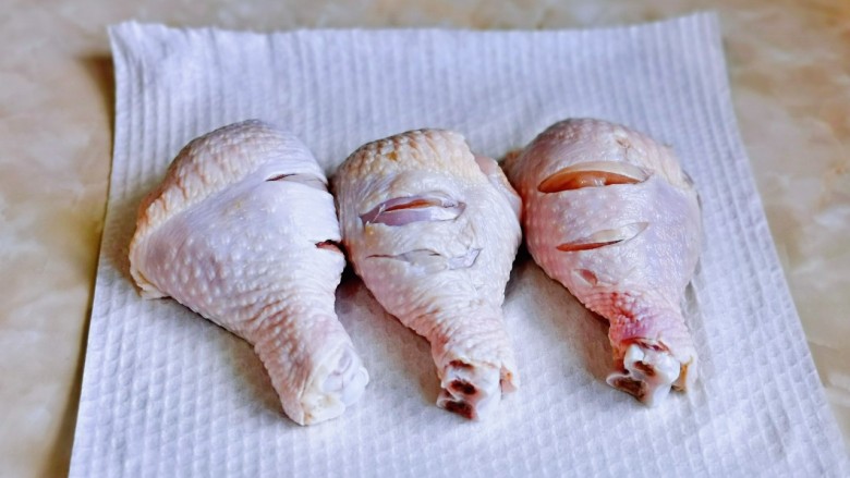 姜葱冬菇蒸滑鸡,再用厨房用纸擦干。