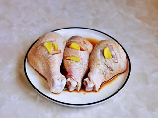 姜葱冬菇蒸滑鸡,摆放上切好的姜片腌制半小时。