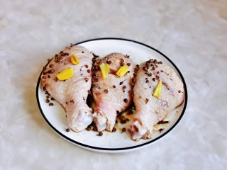姜葱冬菇蒸滑鸡,均匀撒在腌制好的鸡腿上。