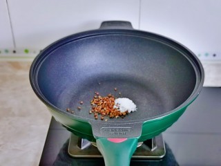 姜葱冬菇蒸滑鸡,锅烧热，加入盐和花椒。（不放油）