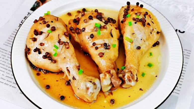 姜葱冬菇蒸滑鸡,取出撒上葱花即可食用。