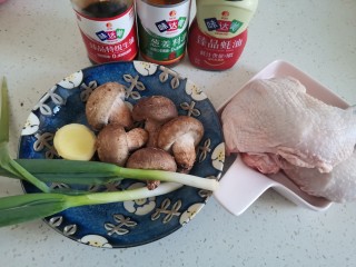 姜葱冬菇蒸滑鸡,准备食材备用