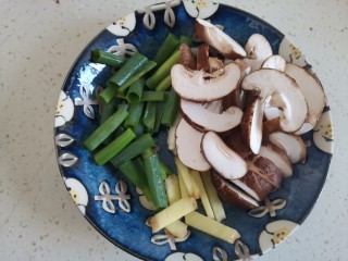 姜葱冬菇蒸滑鸡,冬菇洗干净切成片，葱切段，姜切片