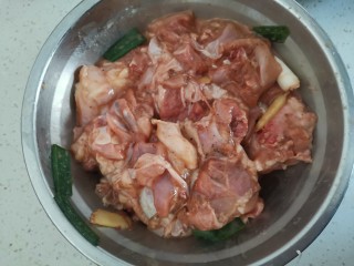 姜葱冬菇蒸滑鸡,抓拌均匀腌制半小时