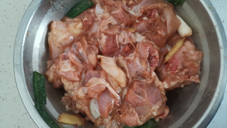 姜葱冬菇蒸滑鸡,抓拌均匀腌制半小时