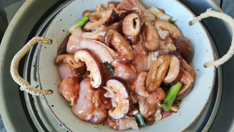 姜葱冬菇蒸滑鸡,装入盘子里，冷水上锅蒸30分钟
