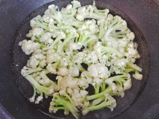 茄汁花菜,锅内煮适量清水，水开后下花菜煮两分钟