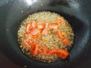 茄汁花菜,加入番茄，翻炒十余秒