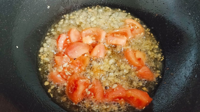 茄汁花菜,加入番茄，翻炒十余秒