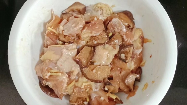 姜葱冬菇蒸滑鸡,抓拌均匀腌制二十分钟