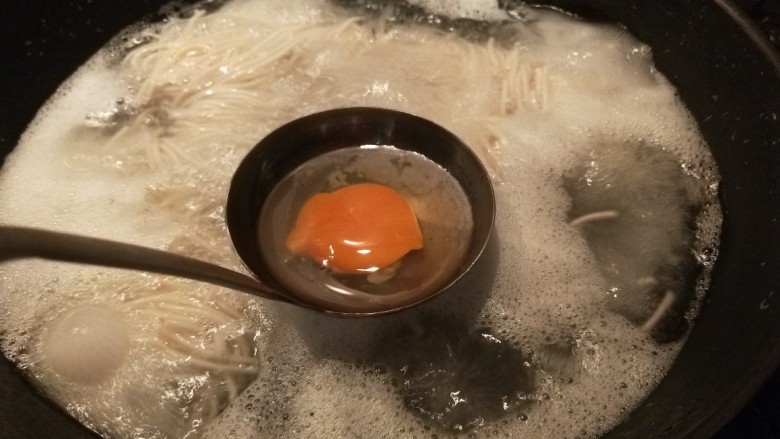 酱卧鸡蛋,打入一个鸡蛋隔水煮