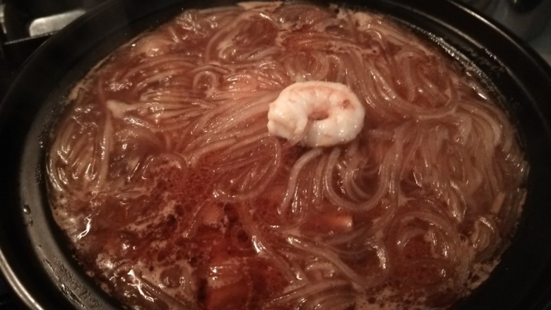 虾米粉丝煲,最后加入鸡精，出锅加入香葱