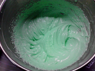 圣诞树蛋糕,在剩下的奶油中加入绿色色素，调出绿色。