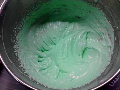圣诞树蛋糕,在剩下的奶油中加入绿色色素，调出绿色。