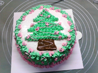 圣诞树蛋糕,最后将糖珠摆放在每一片粉色叶子的中央，完成。