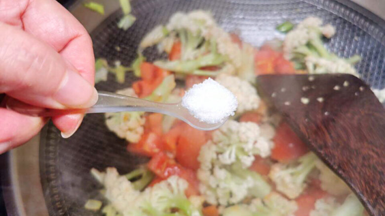 茄汁花菜,加入盐