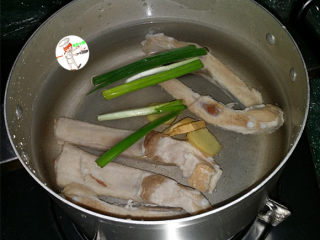 奥尔良烤排骨,锅中放入葱姜、排骨和适量清水，加盖大火