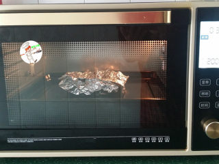 奥尔良烤排骨,包好，送入预热好的烤箱中下层：200度，烤30分钟