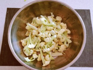 茄汁花菜,花菜一朵一朵折下来，清洗干净。