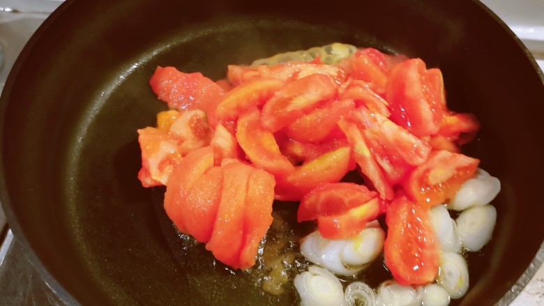 茄汁花菜,起油锅放入食用油，油热后放入葱片炒香，放入番茄翻炒。
