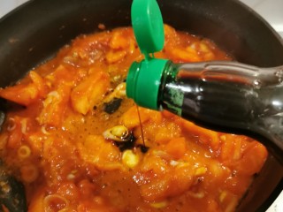 茄汁花菜,倒入淡盐酱油。