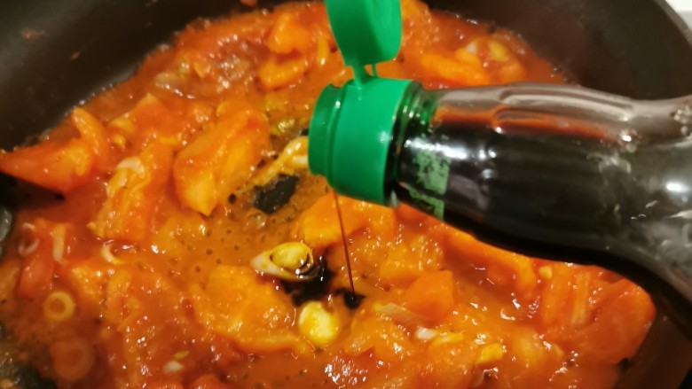 茄汁花菜,倒入淡盐酱油。