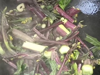 醋溜红菜苔,放入红菜苔，翻炒均匀至断生