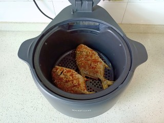 盐焗烤鱼,待金昌鱼烤到10分钟时，刷一层食用油，再撒上辣椒粉，芝麻继续烤。