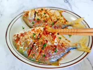 盐焗烤鱼,鱼片经过烘烤酥酥的。