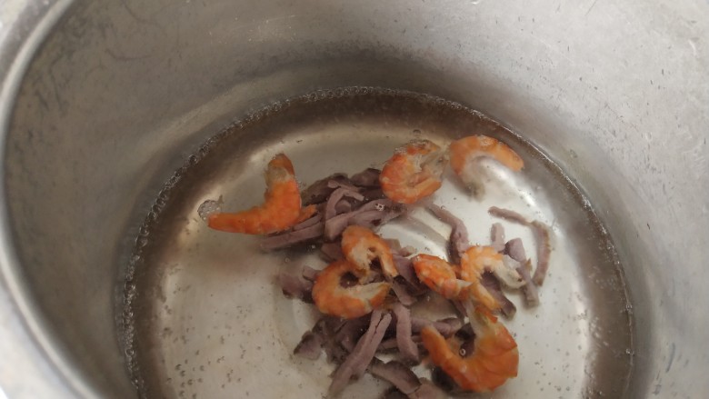 虾米粉丝煲,锅里放入清水，把咸肉和虾米一同入锅烧开后转小火再焖烧2分钟