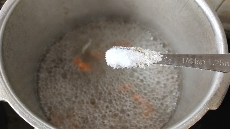 虾米粉丝煲,放入盐拌匀
