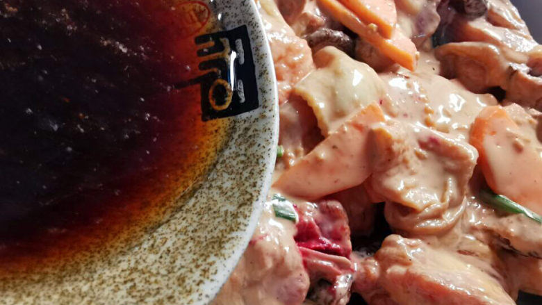 姜葱冬菇蒸滑鸡,加入腌料剩余酱汁