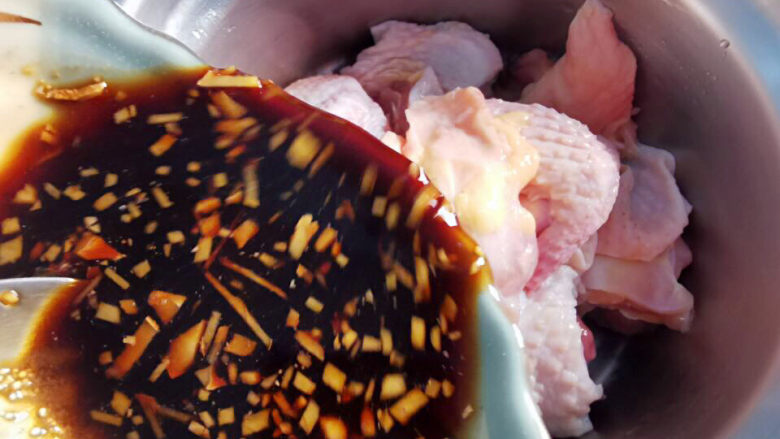 姜葱冬菇蒸滑鸡,腌料倒入鸡肉中，抓腌后腌制半小时