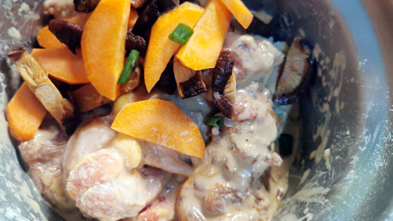 姜葱冬菇蒸滑鸡,加入干香菇及胡萝卜