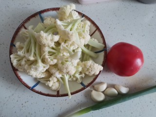茄汁花菜,准备食材备用，花菜撕成小朵清洗干净控干水分