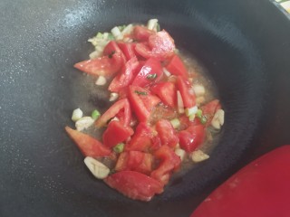 茄汁花菜,起锅烧油下入葱蒜爆香，加入西红柿翻炒片刻