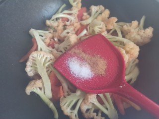 茄汁花菜,加入适当的盐和十三香翻炒均匀
